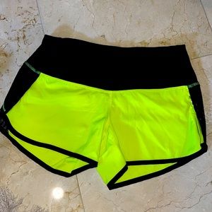 🍋Lululemon🍋 Black/yellow highlighter short sz.4